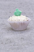 Cupcake (weiss, mit türkisfarbener Marzipanrose)