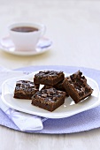 Schokoladenbrownies und Kaffeetasse