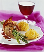 Ham-wrapped baked asparagus with potato rosettes