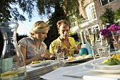 Junges Paar isst Vorspeise im Freien