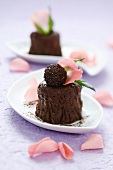 Schokoladendessert mit Trüffelpraline und Rosenblättern