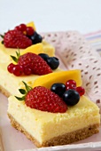 Cheesecake topped with fruit