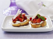 Sweet canapés with strawberries and white chocolate