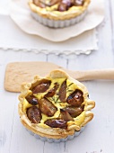 Small quiche with caramelised shallots