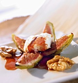 Baked figs with fresh goat's cheese, walnuts and syrup
