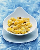 Macaroni with cauliflower, currants and Parmesan