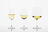 Drei Gläser mit Weißwein