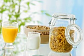 Gesundes Frühlstück mit Cornflakes, Joghurt und Orangensaft