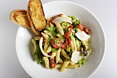 Penne with tomatoes, peas, parsley and toast