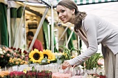 Junge Frau auf einem Blumenmarkt