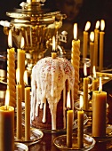 Gedeckter Ostertisch mit Kerzen, Kuchen & Samowar (Russland)