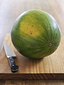 Eine Wassermelone mit Messer