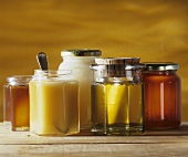Verschiedene Honigsorten in Gläsern