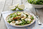 Salad with pears and blue cheese