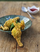 Fiori di zucchina ripieni e fritti (Deep-fried courgette flowers)