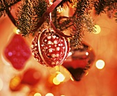 Weihnachtskugel hängt am Baum