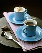 Eine Tasse Kaffee und eine Tasse Cappuccino