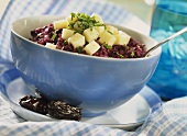 Red cabbage salad with goat's cheese