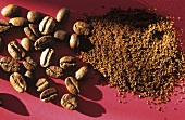 Geröstete Kaffeebohnen und gemahlener Kaffee