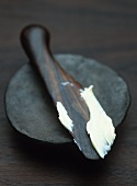 Butter auf Holzmesser