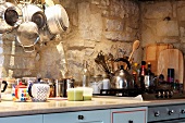 Küche mit Küchenutensilien & Gasherd in Landhaus (Umbrien, Italien)