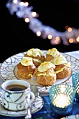 Profiteroles mit weisser Schokolade zum Kaffee