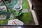Japanischer Garten mit Holzsandalen