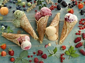 Fünf selbstgemachte Eistüten mit Fruchteis