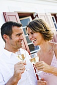 Mann und Frau trinken Weißwein im Freien