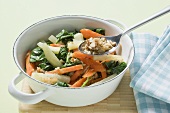 Kohlrabi and carrot sticks with spinach and walnuts