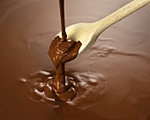 Geschmolzene Schokolade mit Kochlöffel