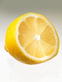 Eine Zitronenhälfte