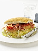 Sandwich mit Bacon, Salat und Käsesauce