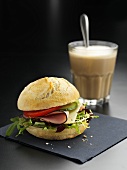 Schinken-Käse-Sandwich und Kaffee