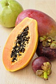 Exotische Früchte (Mango, Papaya, Mangostane, Guave)