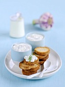 Tzatziki und geröstete Brotscheiben