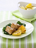 Spicy pork fillet with spinach and pears