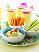 Gemüsesticks mit Avocadodip für Kinder