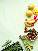 Mangos, Bananen, Erdbeeren, Spargel und grüne Bohnen