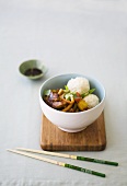 Hähnchenstreifen mit Gemüse und Reisbällchen (China)