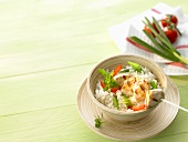 Reis mit gegrilltem Hähnchenspiess und Gemüse