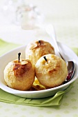 Baked apples with flaked almonds