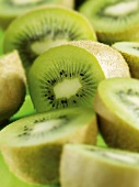 Mehrere halbe Kiwis (Close Up)