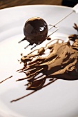 Praline aus der Schokoladenglasur heben