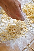 Selbstgemachte Spaghetti auf einem bemehlten Brett