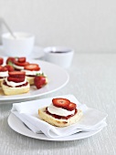 Scones mit Erdbeerkonfitüre, clotted cream, frische Erdbeeren