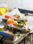 Organic smoked salmon, rocket & caviar in sour cream on rye bread