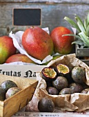 Mango und Passionsfrüchte auf einem Markt