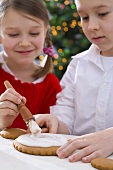 Kinder machen Ingwerkeks-Weihnachtsbäumchen