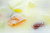 In einem Eisblock gefrorener Obstsalat (Close up)